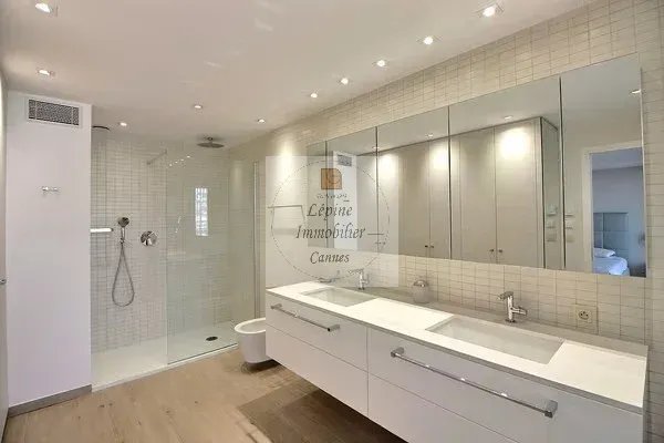 CANNES PALM BEACH – PENTHOUSE D’EXCEPTION 187 m² – TOIT-TERRASSE 150 m² – 3 BOX