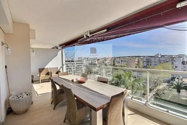 CANNES PALM BEACH – PENTHOUSE D’EXCEPTION 187 m² – TOIT-TERRASSE 150 m² – 3 BOX
