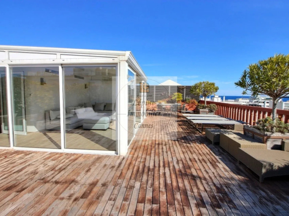 CANNES PALM BEACH – PENTHOUSE D’EXCEPTION 187 m² – TOIT-TERRASSE 150 m² – 3 BOX