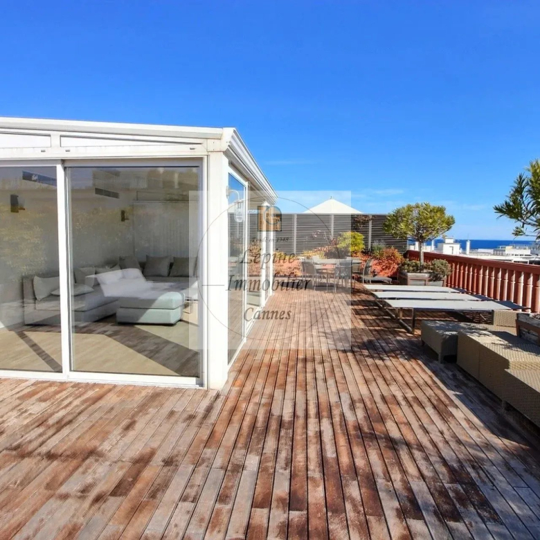 CANNES PALM BEACH – PENTHOUSE D’EXCEPTION 187 m² – TOIT-TERRASSE 150 m² – 3 BOX